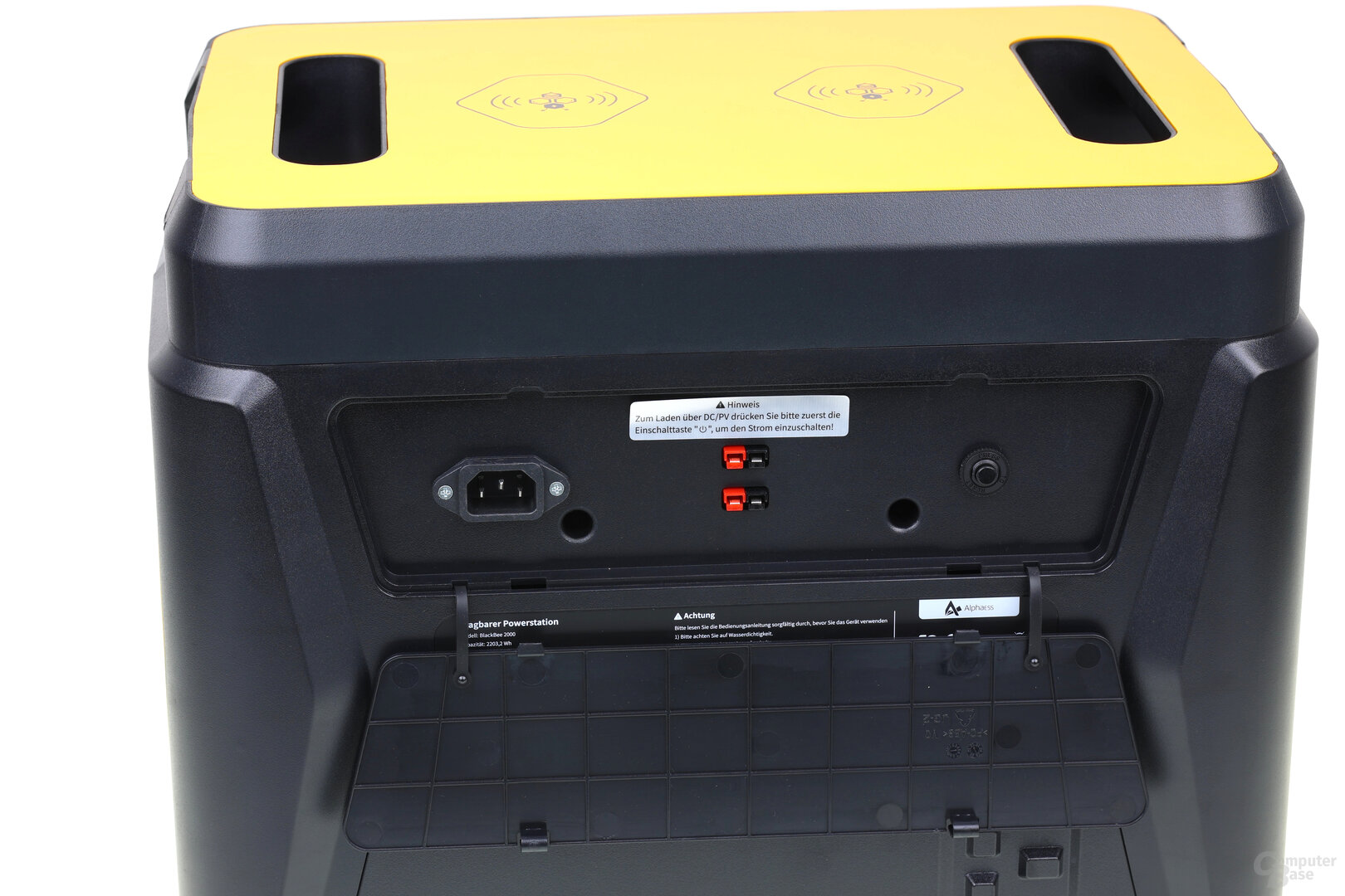BlackBee 2000 Plus: Ladeanschlüsse (AC und Solar) hinter der oberen Klappe