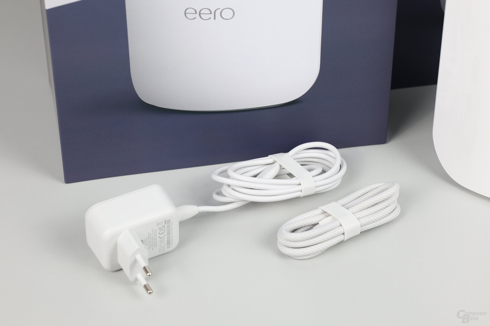 eero Max 7: Netzteil und LAN-Kabel im Lieferumfang