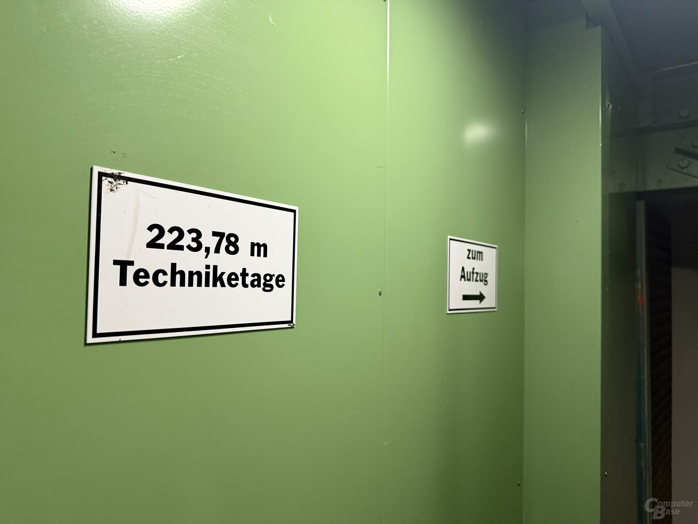 Im Treppenhaus einer der Techniketagen auf rund 224 Metern
