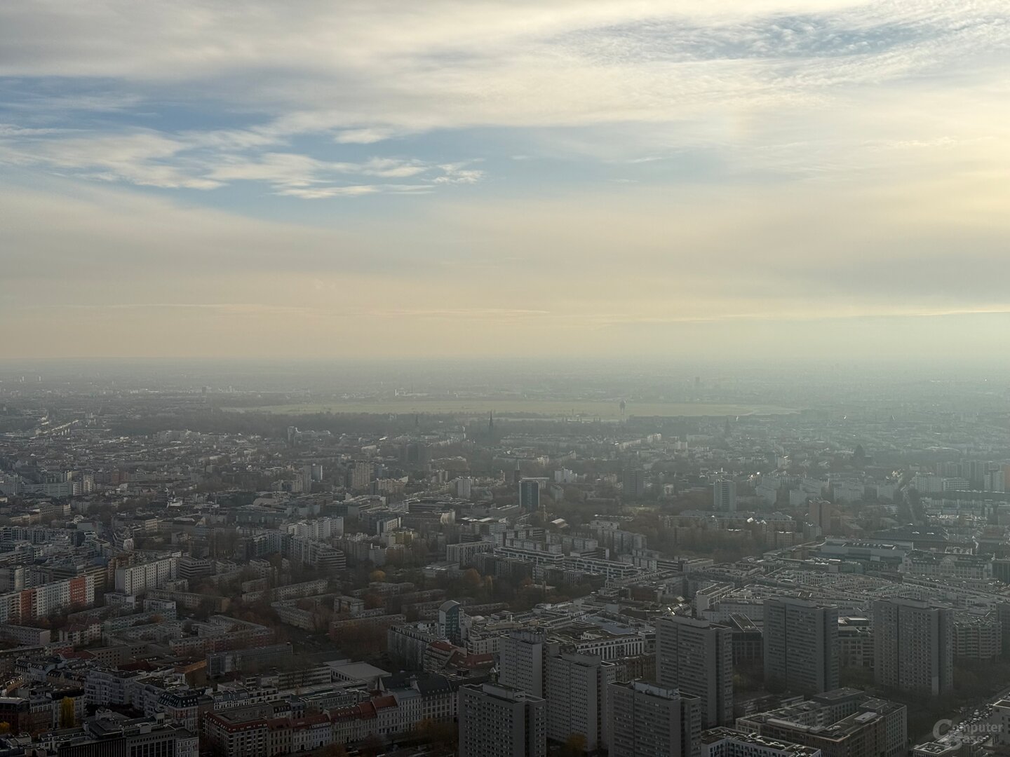 Das Tempelhofer Feld im Hintergrund