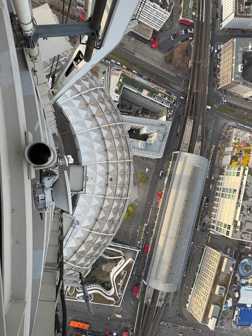 Blick nach unten an der Turmkugel vorbei zum Bahnhof Alexanderplatz